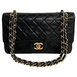 Chanel-Sac à bandoulière en cuir matelassé à rabat doublé Chanel en très bon état-Noir