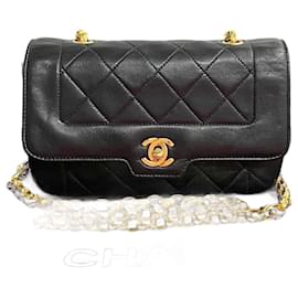 Chanel-Sac à bandoulière Chanel Diana Flap en cuir en très bon état-Noir