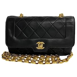 Chanel-Sac à bandoulière Chanel Diana Flap en cuir en très bon état-Noir