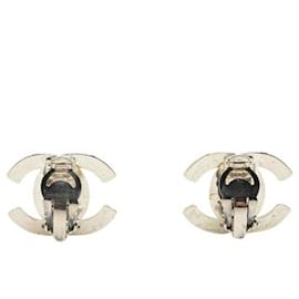 Chanel-Boucles d'oreilles clip Chanel CC Turnlock Boucles d'oreilles en métal en bon état-Argenté