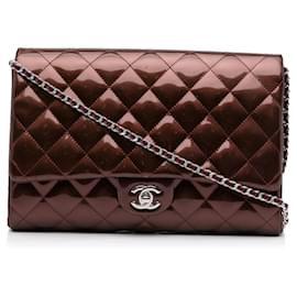 Chanel-Pochette vernie matelassée marron Chanel avec sac à bandoulière en chaîne-Marron