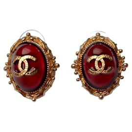 Chanel-Boucles d'oreilles pendantes vintage ovales en résine rouge Chanel Gripoix, plaquées or.-Rouge,Doré