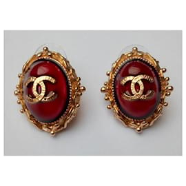 Chanel-Boucles d'oreilles pendantes vintage ovales en résine rouge Chanel Gripoix, plaquées or.-Rouge,Doré