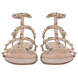 Valentino Garavani-Valentino Garavani Rockstud Flat Sandals in Beige Leather-Beige