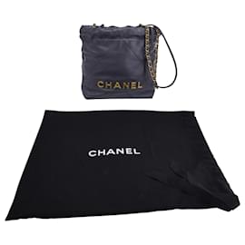 Chanel-Chanel Mini 22 Hobo matelassé en cuir noir-Noir