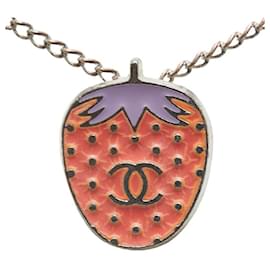 Chanel-Collier Pendentif Fraise CC Argent de Chanel Collier en métal en bon état-Argenté