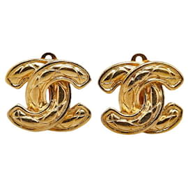 Chanel-Boucles d'oreilles Chanel CC matelassées en métal en bon état-Doré