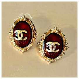 Chanel-Boucles d'oreilles vintage en forme d'ovale en résine rouge Gripoix de Chanel, plaquées or-Rouge,Doré