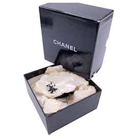 Chanel-Broche vintage en soie blanche avec un nœud en satin noir et camélia-Blanc