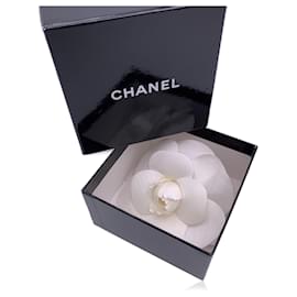 Chanel-Broche en épingle de fleur de camélia en tissu blanc vintage-Blanc