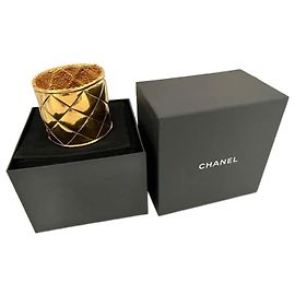 Manchette Chanel dorée en acier Doré