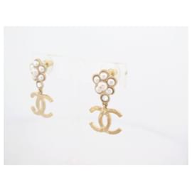 Chanel-NEUF BOUCLES D'OREILLES CHANEL PENDANTES LOGO CC PERLES ET STRASS EARRINGS-Doré