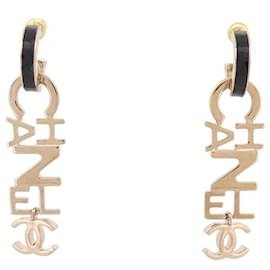 Chanel-NEUF BOUCLES D'OREILLES CHANEL PENDANTES LETTRE LOGO CC METAL DORE EARRINGS-Doré