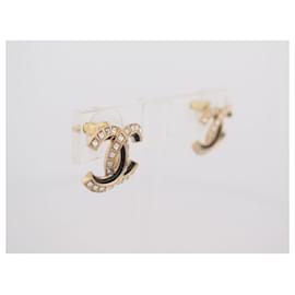 Chanel-NEUF BOUCLES D'OREILLES CHANEL LOGO CC STRASS PUCES METAL DORE EARRINGS-Doré