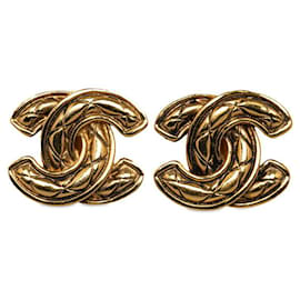 Chanel-Boucles d'oreilles Chanel CC matelassées en métal en bon état-Doré