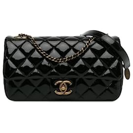 Chanel-Sac à bandoulière en cuir de chèvre verni noir Chanel Medium avec œillets CC-Noir