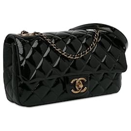 Chanel-Sac à bandoulière en cuir de chèvre verni noir Chanel Medium avec œillets CC-Noir