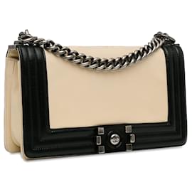 Chanel-Sac à bandoulière Boy Flap en cuir de veau bicolore moyen Chanel crème-Écru