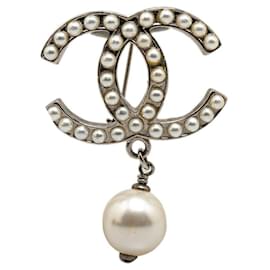 Chanel-Broche en fausse perle CC en laiton argenté Chanel-Argenté