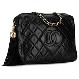 Chanel-Sac à caméra en cuir d'agneau matelassé noir Chanel CC avec pompon-Noir