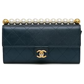 Chanel-Pochette Chic en Cuir de Chèvre Bleu Chanel avec Perles et Chaîne Bandoulière-Bleu