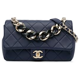 Chanel-Sac à main élégant en cuir d'agneau bleu Chanel avec chaîne et rabat simple-Bleu