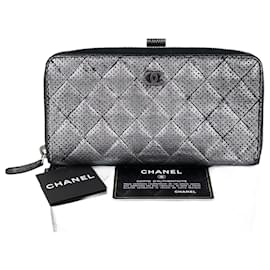 Chanel-Porte-monnaie à fermeture éclair matelassé en agneau métallisé argent perforé Chanel d'occasion-Argenté,Métallisé