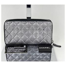 Chanel-Chanel Perforated Silver Metallic Lambskin Quilted Zip Around Wallet Clutch Preowned-Silvery,Metallic