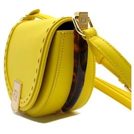 Fendi-Bolsa de Ombro Fendi Moonlight de Couro 8BT346 em Ótimas Condições-Amarelo