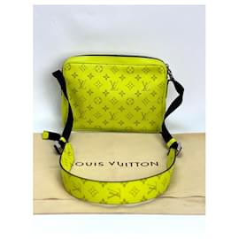 Louis Vuitton-Sac Messenger Outdoor Taigarama Jaune LOUIS VUITTON-Jaune