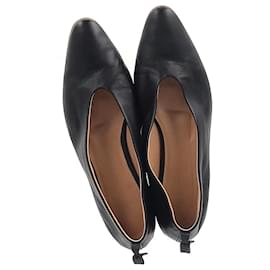 Bottega Veneta-Bottega Veneta Almond Toe Flats in Black Leather -Black
