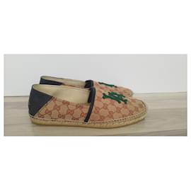 Gucci-Loafers Slip ons-Beige