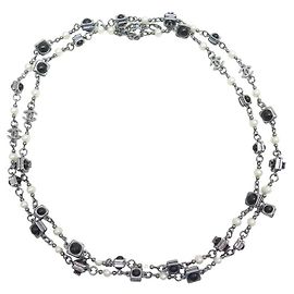 COLAR CHANEL SAUTOIR PEROLAS PRETAS E BRANCAS LOGO CC 120 CM Prata