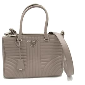 Prada-Bolso de cuero Diagramme de Prada, bolso tote de cuero en muy buen estado-Gris