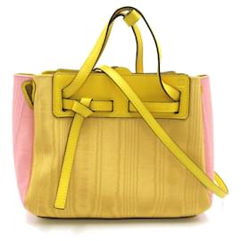 Loewe-Bolsa de ombro de couro Loewe Lazo Mini em ótimo estado-Amarelo