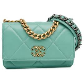 Chanel-Portefeuille 19 en cuir d'agneau matelassé bleu Chanel sur chaîne-Bleu,Turquoise