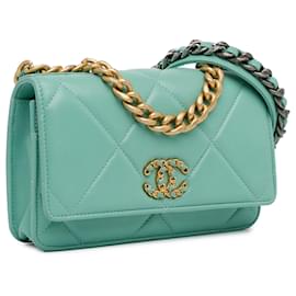 Chanel-Portefeuille 19 en cuir d'agneau matelassé bleu Chanel sur chaîne-Bleu,Turquoise