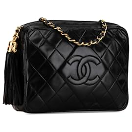 Chanel-Sac à caméra en cuir d'agneau matelassé noir CC de Chanel avec pompon-Noir