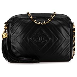 Chanel-Étui pour appareil photo en cuir d'agneau noir matelassé en chevrons avec pompon Chanel-Noir