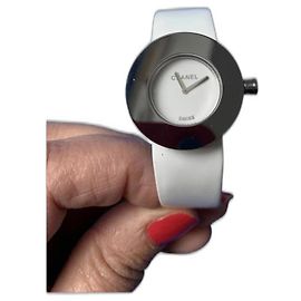 Relógio Chanel Redondo de Aço e Couro Envernizado Branco Branco