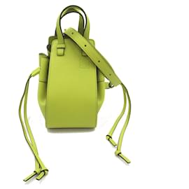 Loewe-Bolsa de ombro Loewe Hammock Drawstring Mini 2Way em couro 31430V074801 em excelente estado-Verde