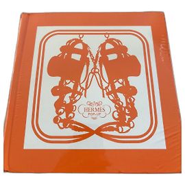 Hermès-Pop-up-Buch unter Film Orange