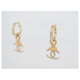 Chanel-NEUF BOUCLES D'OREILLES CHANEL PENDANTES LOGO CC & STRASS METAL EARRINGS-Doré