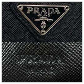 Prada-Portefeuille Prada Saffiano Trifold en cuir, portefeuille court en excellent état-Noir