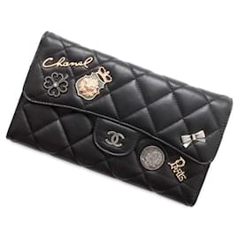 Chanel-Portafoglio lungo in pelle di agnello nero Chanel con charm iconico matelassé-Nero