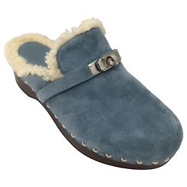 Hermès Mules / Sabots Carlotta en peau de chèvre suédée bleu clair Hermes, doublés en shearling Bleu
