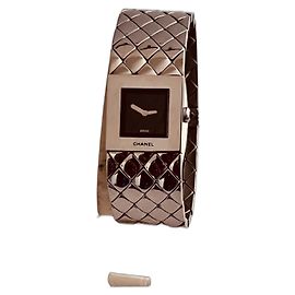 Relógio Chanel Matelassé de Aço com Mostrador Preto e Ônix Prata