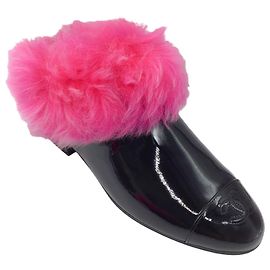 Botas curtas de couro envernizado com bico cap e logo CC com acabamento em shearling preto / rosa quente da Chanel Preto