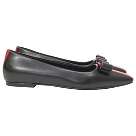 Ballerine Vara Bow di Salvatore Ferragamo in pelle nera Nero