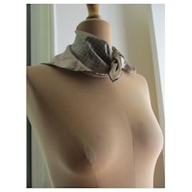 Christian Dior-Bandana/lenço de seda.-Bege